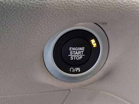 Used 2023 Chrysler Pacifica Touring-L image 23