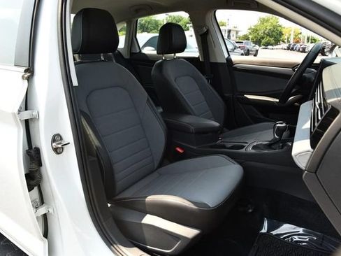 Certified 2025 Volkswagen Jetta SE w/ Sunroof Package FWD image 21