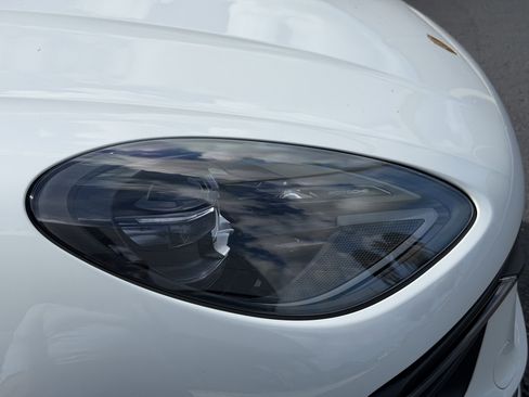 Certified 2025 Porsche Macan AWD/4WD image 12