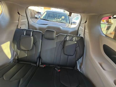 Used 2021 Chrysler Pacifica Touring-L FWD image 29