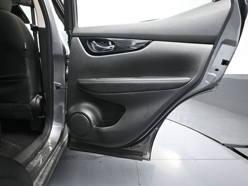 Used 2021 Nissan Rogue Sport SV image 40