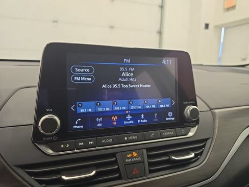 Used 2025 Nissan Altima 2.5 SV FWD image 21