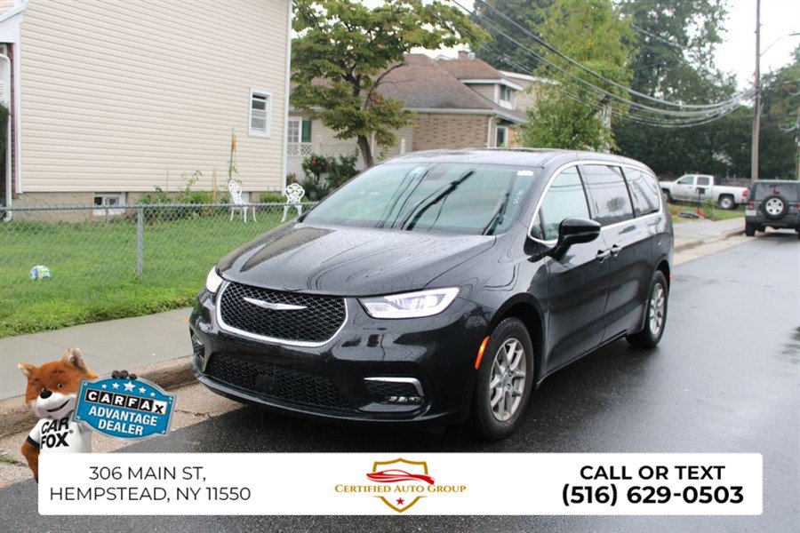 Used 2025 Chrysler Pacifica Select FWD image 3