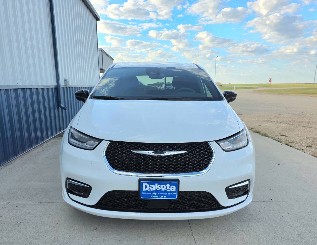 Used 2025 Chrysler Pacifica Select FWD image 2