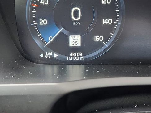 Certified 2021 Volvo XC90 T6 Momentum w/ Advanced Package image 25