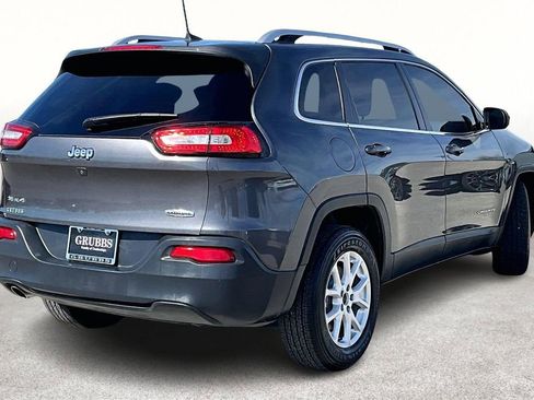 Used 2016 Jeep Cherokee Latitude image 2