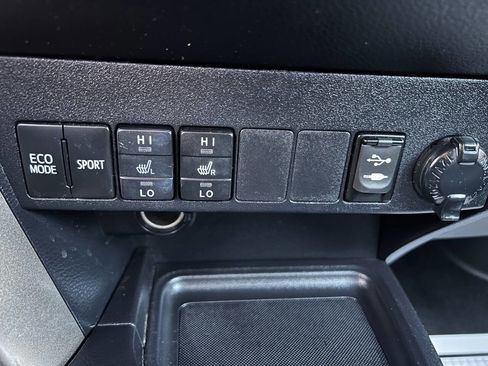 Used 2015 Toyota RAV4 Limited image 24