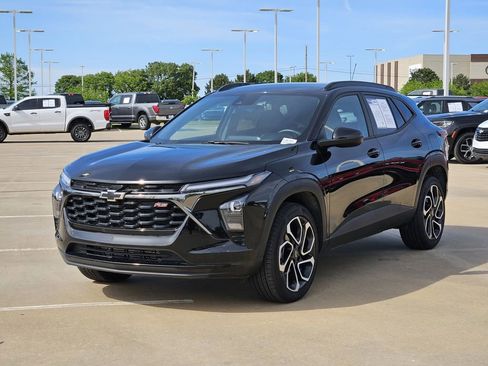 Used 2025 Chevrolet Trax RS FWD image 3