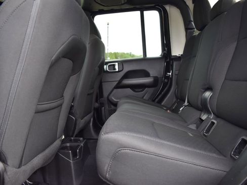 Used 2023 Jeep Gladiator Overland AWD/4WD image 11