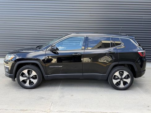 Used 2019 Jeep Compass Latitude w/ Popular Equipment Group AWD/4WD image 9