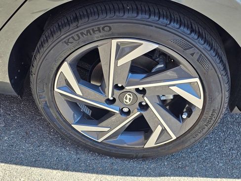 Certified 2025 Hyundai Elantra Sport FWD image 9