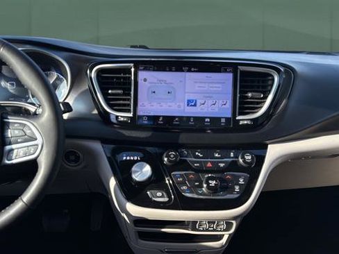 Used 2024 Chrysler Pacifica Touring-L image 37
