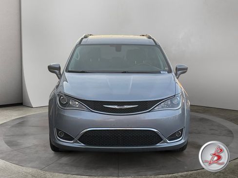 Used 2018 Chrysler Pacifica Touring-L image 2