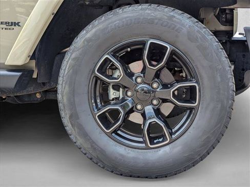 Used 2018 Jeep Wrangler Unlimited Sahara AWD/4WD image 22