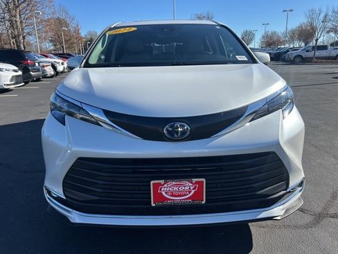 Used 2024 Toyota Sienna XLE image 2