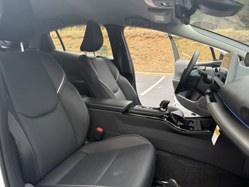 Used 2025 Toyota Prius XLE image 15