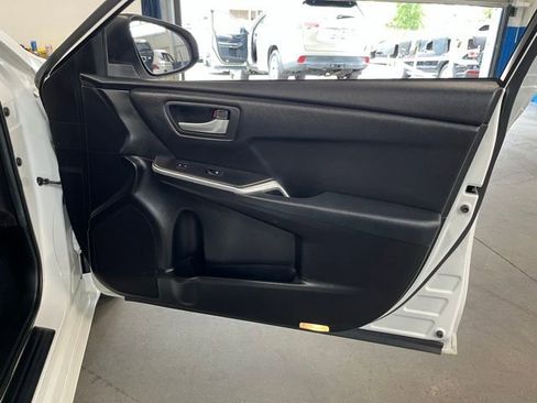 Used 2015 Toyota Camry SE FWD image 12