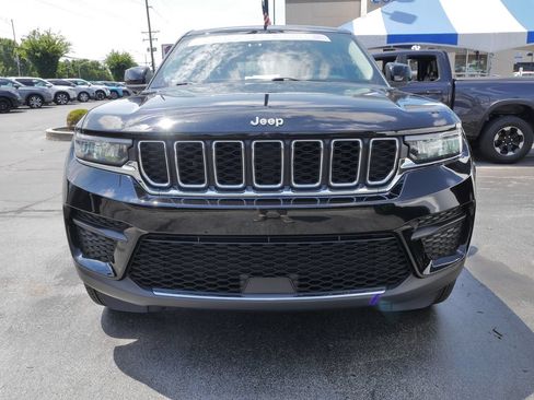 Used 2023 Jeep Grand Cherokee Laredo AWD/4WD image 2