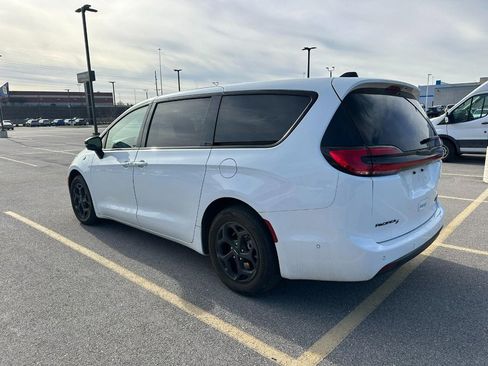 Used 2024 Chrysler Pacifica Limited image 11