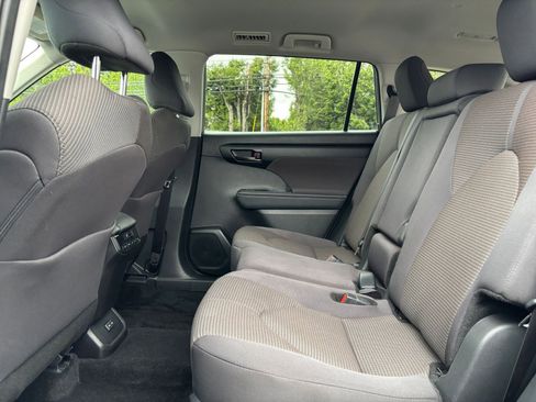 Used 2025 Toyota Highlander LE FWD image 27