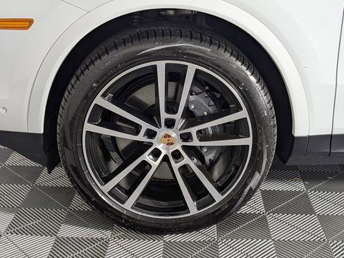 Certified 2025 Porsche Cayenne image 11