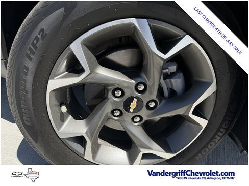 Used 2025 Chevrolet Trax LT w/ LT Convenience Package FWD image 9