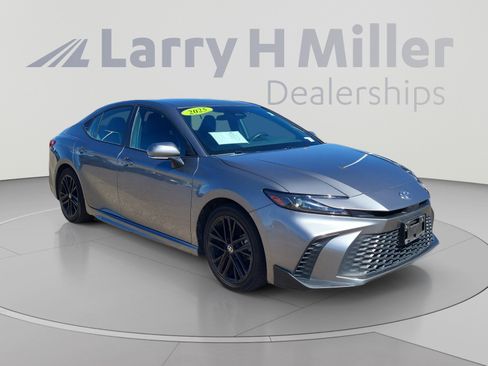 Used 2025 Toyota Camry SE FWD image 7
