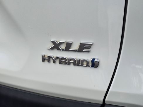 Used 2021 Toyota RAV4 XLE Premium AWD/4WD image 10