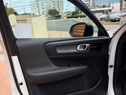 Used 2020 Volvo XC40 T5 R-Design image 34