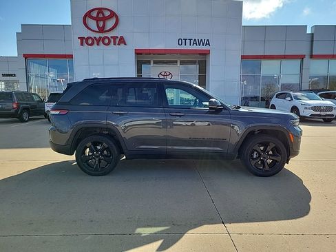 Used 2025 Jeep Grand Cherokee Altitude AWD/4WD image 4