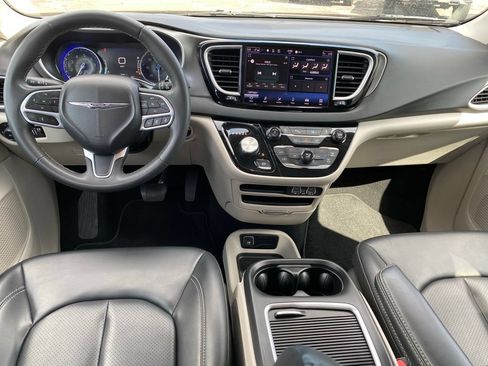 Used 2023 Chrysler Pacifica Touring-L FWD image 4