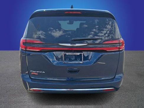 Used 2025 Chrysler Pacifica Select image 5