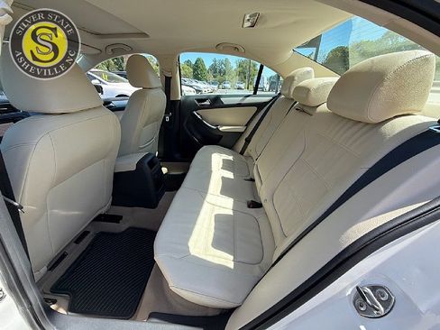 Used 2011 Volkswagen Jetta SEL FWD image 13