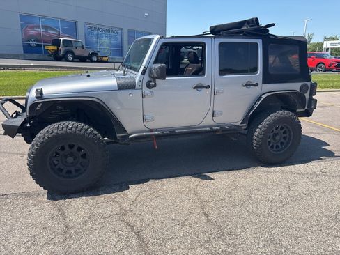 Used 2015 Jeep Wrangler Unlimited Sahara w/ Connectivity Group AWD/4WD image 6