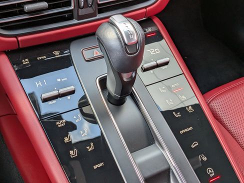 Certified 2024 Porsche Macan image 22