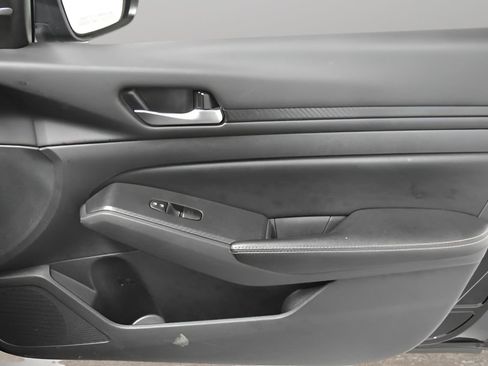 Used 2024 Nissan Altima 2.5 SV FWD image 14