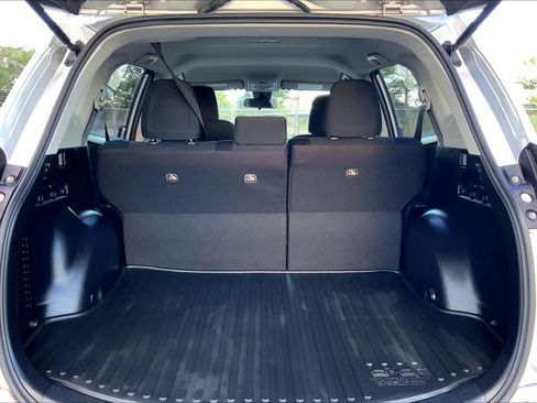 Used 2018 Toyota RAV4 LE FWD image 34
