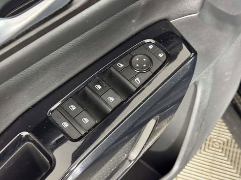 Used 2022 Nissan Pathfinder SV AWD/4WD image 18