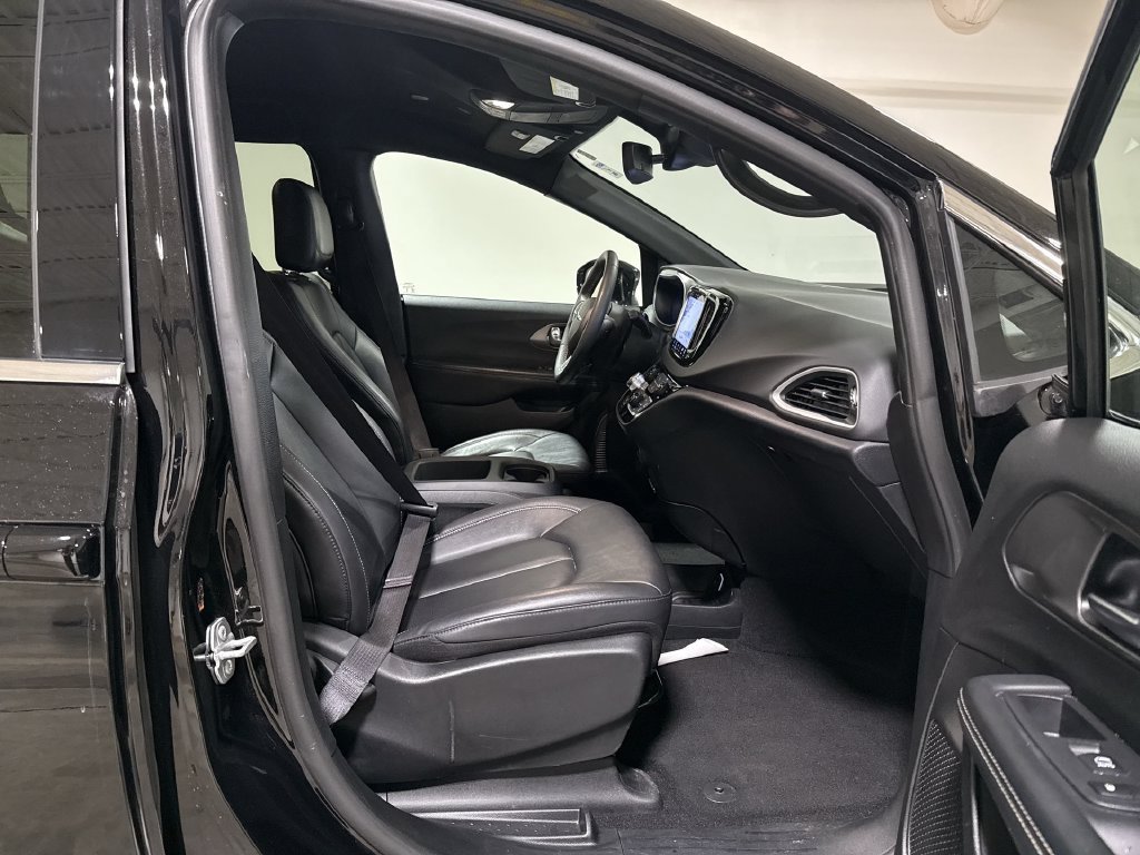 Used 2025 Chrysler Pacifica Select FWD image 21