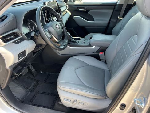 Used 2023 Toyota Highlander XLE FWD image 9