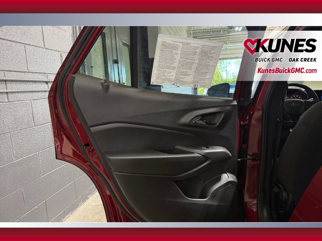 Used 2025 Chevrolet Trax RS FWD image 33