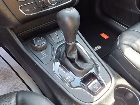 Used 2019 Jeep Cherokee Limited w/ Luxury Group image 5