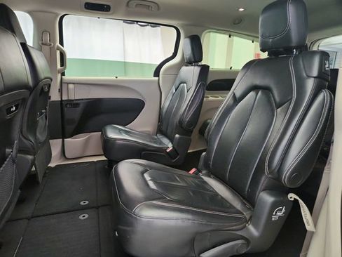 Used 2022 Chrysler Pacifica Touring-L FWD image 25