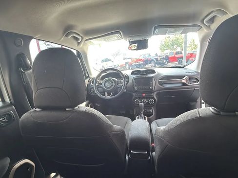 Used 2017 Jeep Renegade Latitude FWD image 20