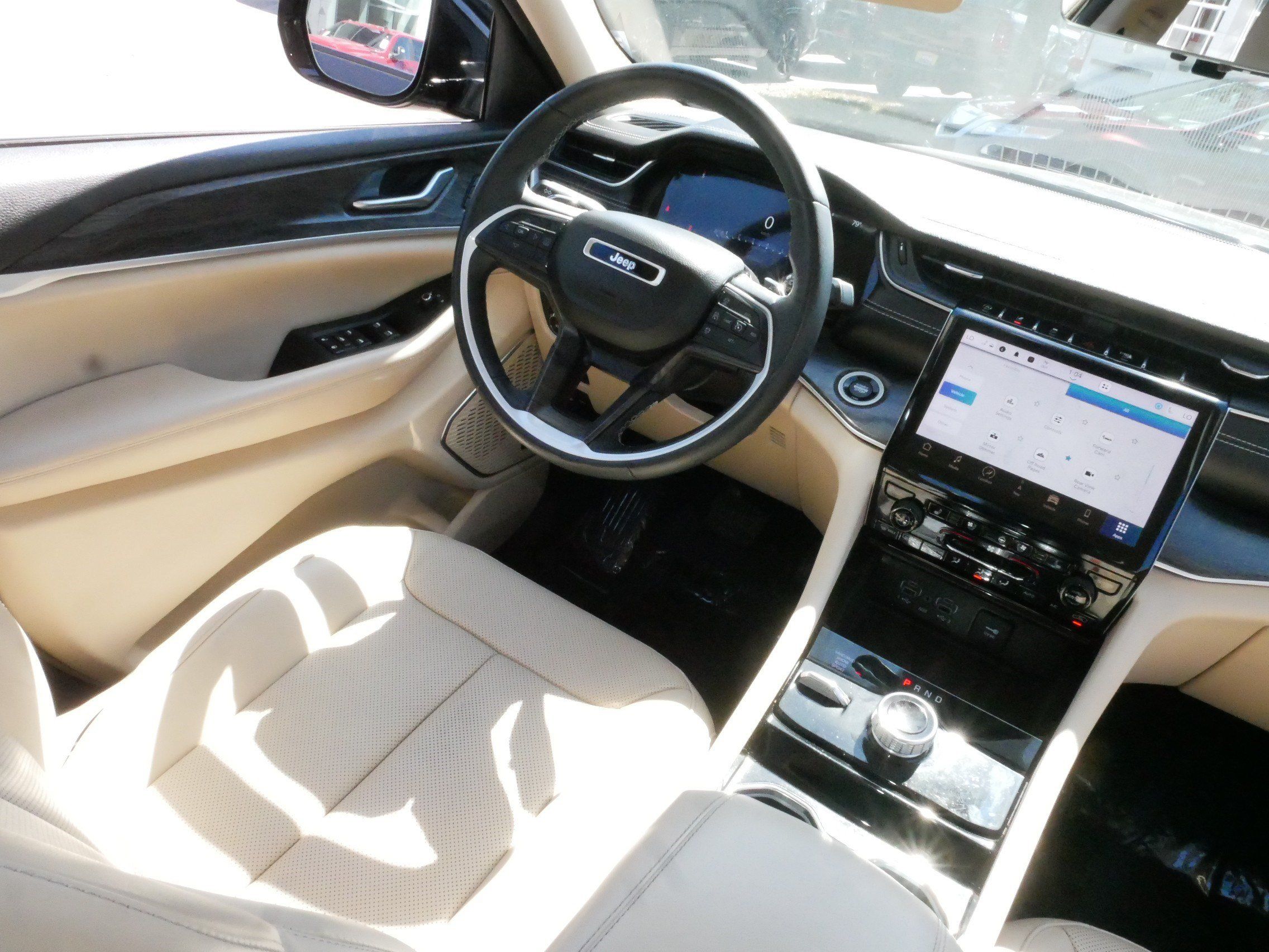 Used 2022 Jeep Grand Cherokee Limited w/ Luxury Tech Group II AWD/4WD image 9