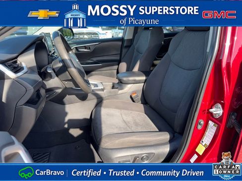 Used 2021 Toyota RAV4 XLE w/ Convenience Package FWD image 12