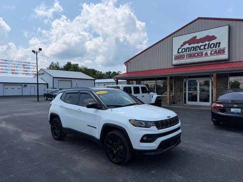 Used 2024 Jeep Compass Latitude w/ Convenience Group AWD/4WD image 1