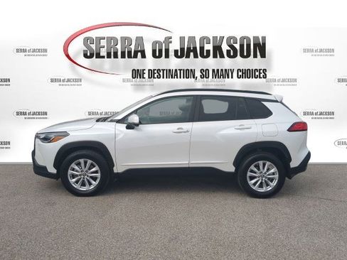 Used 2024 Toyota Corolla Cross LE image 6