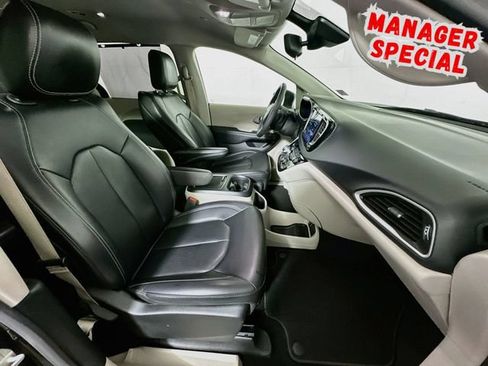 Used 2023 Chrysler Pacifica Touring-L FWD image 27