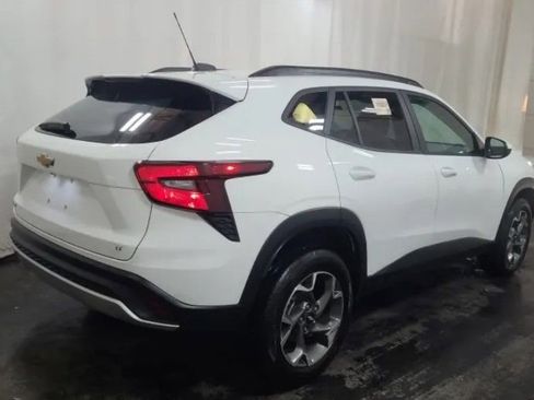 Used 2025 Chevrolet Trax LT image 4